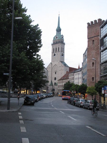 sankt peter_munchen.jpg - De Sankt Peter kirche op de Rindermarkt. Een echte oude kerk die reeds in 1294 werd ingewijd.